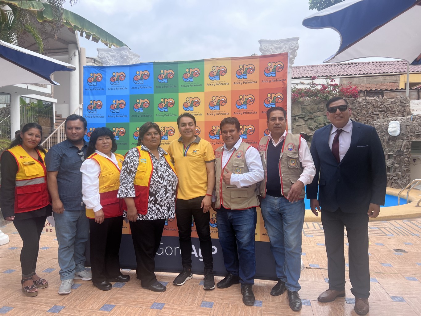 Gobernador junto a dirigentes de Tacna.jpg